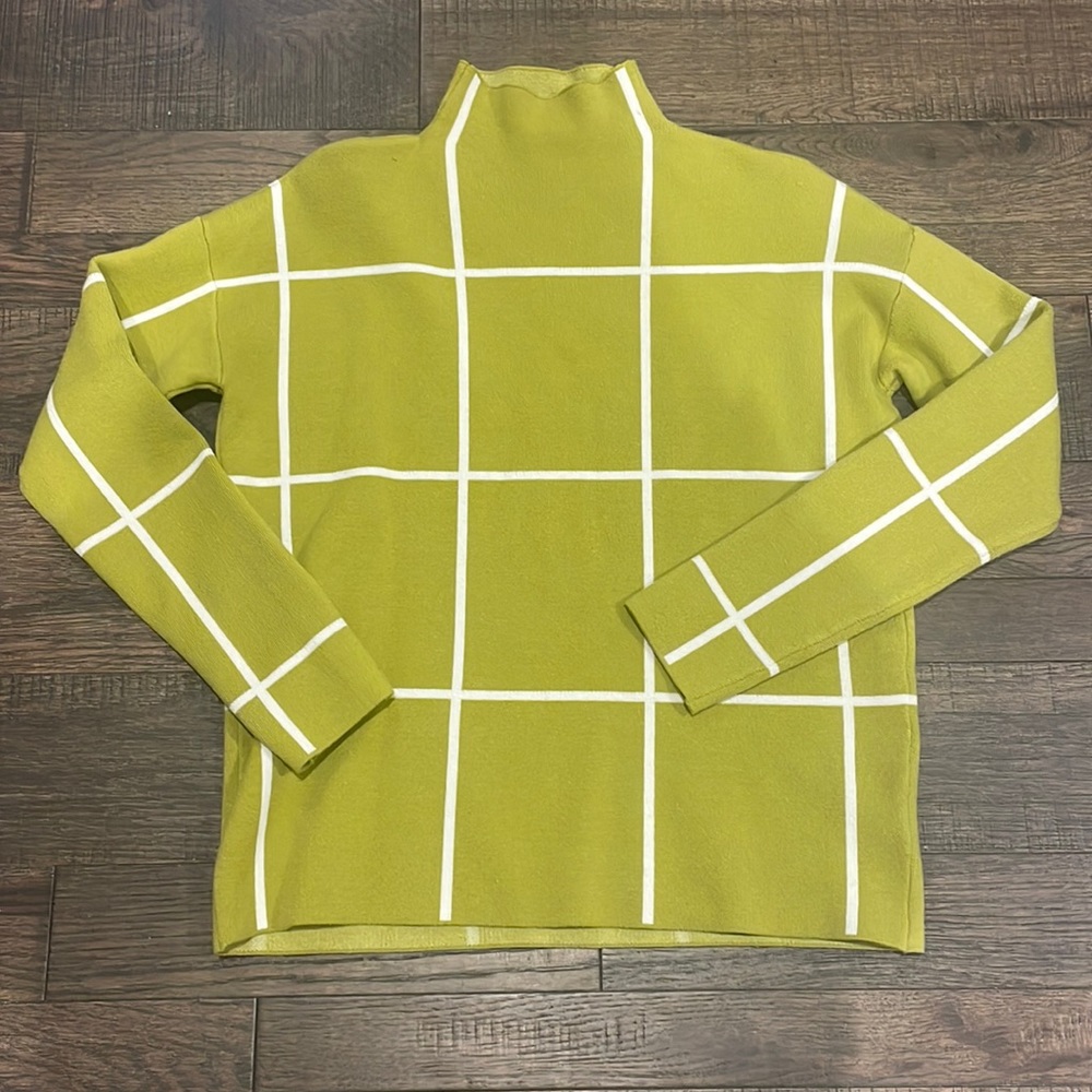 Tahari sweater size small